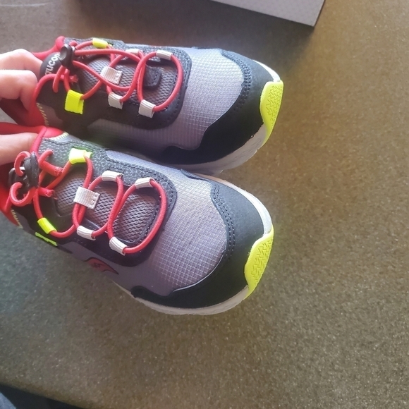 Saucony Wind Shield Water Repellant 3.0 Sz. 3 Athletic Shoes - Picture 9 of 11